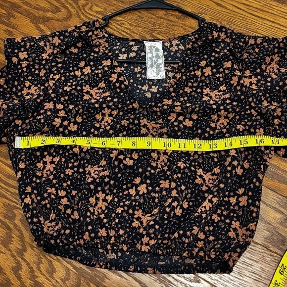 Sadie and Sage size small women’s long sleeve crop top. Navy Blue with Blush - Picture 7 of 7